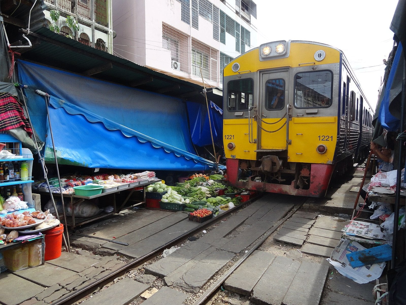 รถไฟกำลังผ่านตลาดร่มหุบแม่กลอง จังหวัดสมุทรสงคราม